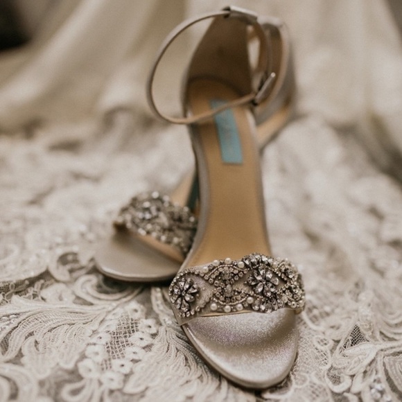 Betsey Johnson Wedding Shoes Size 10 Bridal Rhinestone Pearl Embellished - Picture 1 of 12